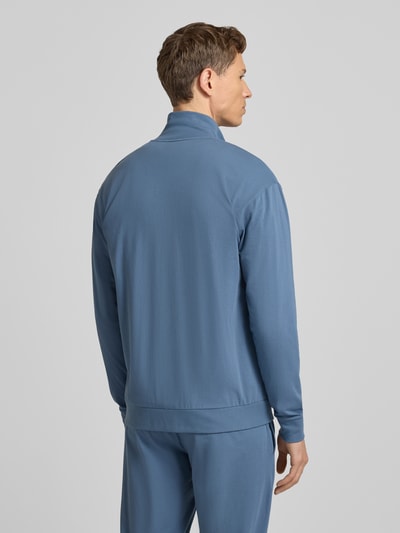 Männermodel draagt Regular Fit Sweatjacke aus Baumwoll-Mix Modell 'LAZE ZIP' van HUGO in effen blauw, rugaanzicht, Ganzkörperansicht Rückansicht.