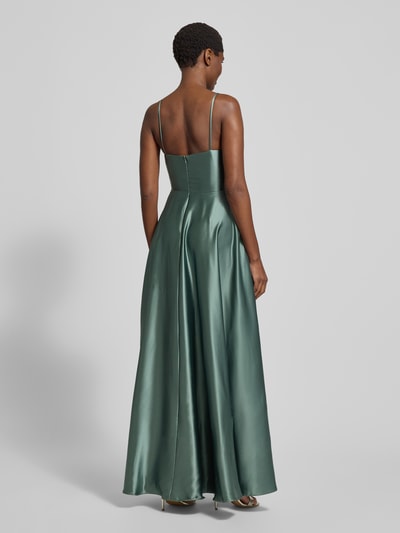 Frauenmodel trägt Abendkleid aus Satin mit Gehschlitz von Laona in A-Linie, Maxikleid, Spaghettiträger, seidig grün, Ganzkörperansicht Rückansicht.