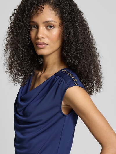 Kobiece model prezentuje Regular Fit Bluzka z obszyciem ozdobnymi kamieniami Model 'Priyanne' od Lauren Ralph Lauren, elastyczna mieszanka materiałów, bez rękawów, lejący dekolt, długość tyłu 57 cm dla rozmiaru S, widok na górną część ciała z przodu.