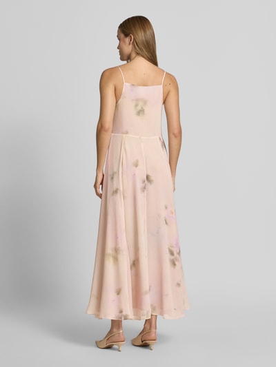 Frauenmodel trägt Tailliertes Abendkleid mit V-Ausschnitt von MAX&Co., Optik: Allover-Muster, Maxi, Spaghettiträger, Chiffon, Ganzkörperansicht Rückansicht.