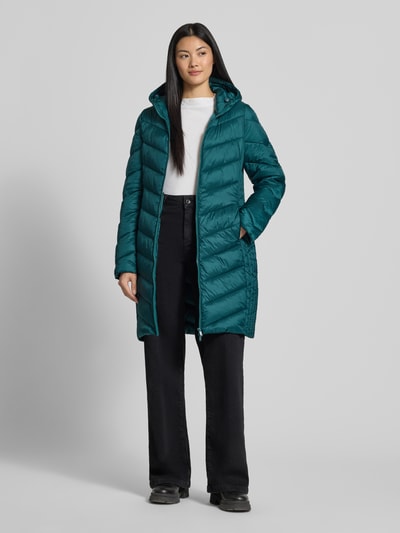 Frauenmodel trägt Slim Fit Puffer Coat mit Steppnähten von Jake*s Casual, jednokolorowy, krój slim fit, stójka z kapturem, zamek błyskawiczny dwustronny, aplikacja: pikowanie, długi rękaw, wykończenie proste, kieszenie zapinane na zamek błyskawiczny, wykończenie materiału: pikowanie, Ganzkörperansicht von vorne.