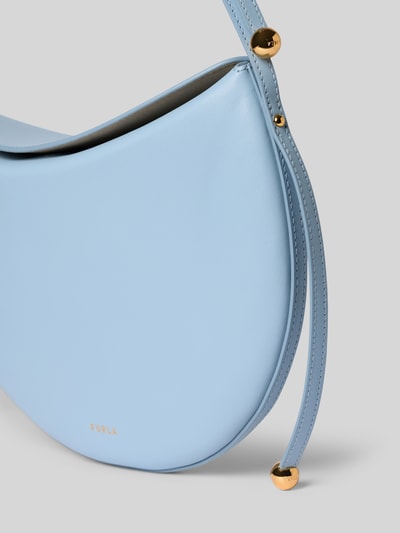 Produktfoto, glattes, hellblaues Leder, goldene Details, Handtasche aus Leder mit Label-Detail von FURLA, Schulterriemen und Magnetverschluss