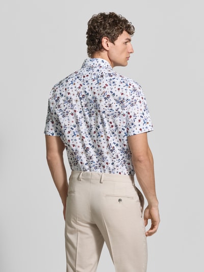 Männermodel trägt Regular Fit Business-Hemd aus Baumwolle mit Kentkragen von Christian Berg Men, Allover-Look, Ganzkörperansicht Rückansicht. Reine Baumwolle, Rückenlänge 78 cm, Schulterbreite 47 cm, Ärmellänge 23 cm, Größe 39/40.