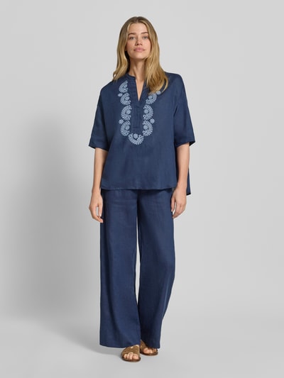 Frauenmodel trägt Leinenhose mit elastischem Bund von Emily Van den Bergh in Dunkelblau, Wide Leg Fit, Ganzkörperansicht von vorne.