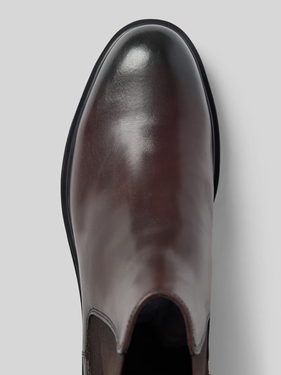 Produktfoto, Stiefel aus echtem Leder in glatter-Optik Modell 'ULMER' von CG – CLUB of GENTS, braun, abgerundete Form, strukturierte Oberfläche, Kontext: Herren Stiefel, profilierte Sohle, Absatzhöhe 4 cm, Schafthöhe 14 cm, Schaftweite 12 cm