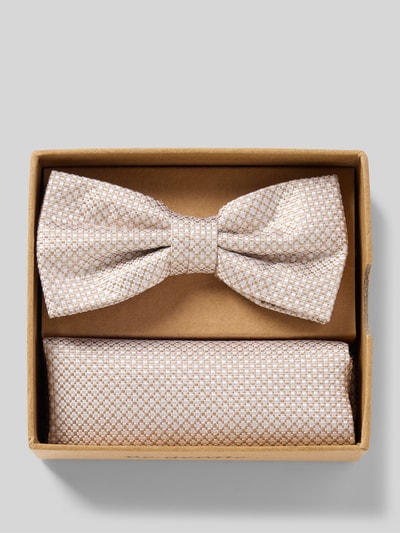 Produktfoto, Fliege und Einstecktuch im Set aus reiner Seide von Prince Bowtie mit Webmuster, Unifarbenes-Design, beigefarbene Textur, vorgebunden, verstellbare Kragenweite, Hakenverschluss, Einstecktuch mit eingefassten Abschlüssen.