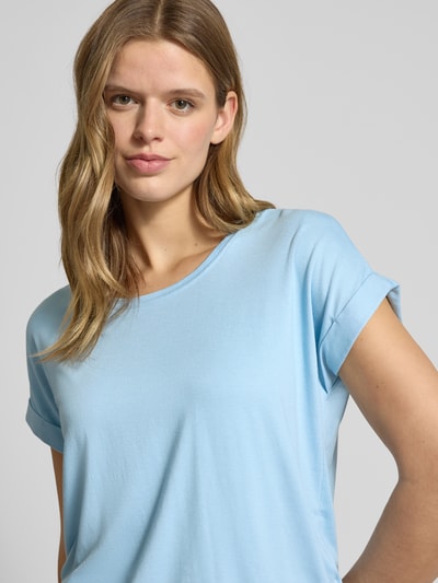 Frauenmodel trägt Regular Fit T-Shirt aus Viskose-Mix Modell 'MOSTER' von Only in Hellblau, unifarben, Jersey, Nahaufnahme Oberkörper.