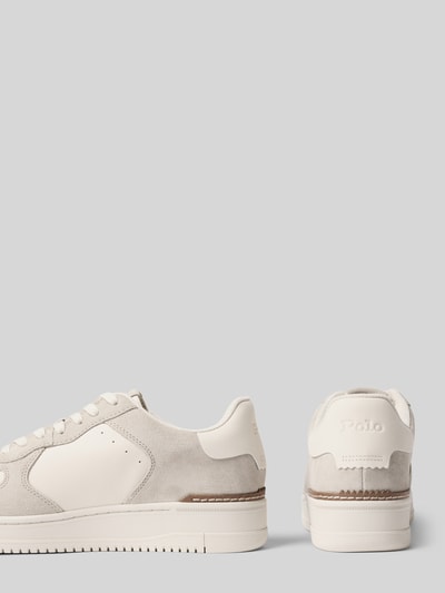Produktfoto, cremefarbener Sneaker aus echtem Leder Modell 'MASTERS CRT' von Polo Ralph Lauren mit weißen Sohlen und samtigen Texturen, Herren Sneaker von Polo Ralph Lauren