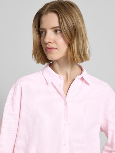 Frauenmodel trägt Relaxed Fit Hemdbluse aus Leinen-Baumwoll-Mix Modell 'BERNANY' von Pepe Jeans, Optik:Allover-Muster, gestreift, Hemdkragen, Langarm, Label-Stitching-Applikation, einreihige Knopfleiste, Manschette, Nahaufnahme Oberkörper.