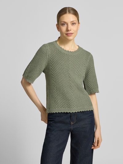Frauenmodel trägt Strickshirt mit 1/2-Arm Modell 'Carla' von mbyM, Grobstrick, Material-Mix mit Baumwoll-Anteil, Gerader-Schnitt, Rundhalsausschnitt, Ganzkörperansicht von vorne.