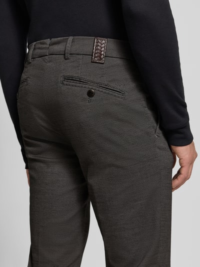 Männermodel trägt Regular Fit Chino aus Baumwoll-Mix Modell 'Lupus' von MMX in Braun mit feiner Struktur, Ganzkörperansicht Rückansicht, Herren Chino