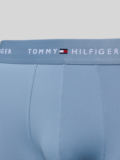 Produktfoto, Trunks mit elastischem Bund mit Label-Intarsien im 3er-Pack von Tommy Hilfiger aus hellblauem Stretchmaterial, unifarben, Skinny Fit, Detailansicht.