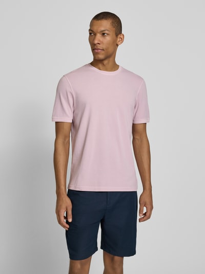 Männermodel trägt T-Shirt mit Rundhalsausschnitt Modell 'LAO' von CINQUE in Rosa, Regular Fit, weiche Textur, Ganzkörperansicht von vorne.