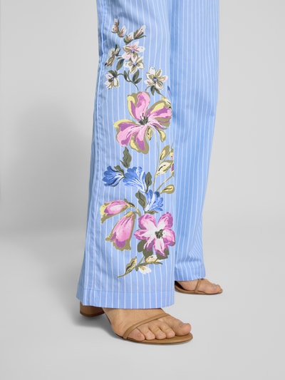 Frauenmodel trägt Wide Fit Stoffhose mit floralem Print von Fynch-Hatton in Blau mit weißen Streifen, Reine Baumwolle, Floraler-Print, Elastischer Bund mit Tunnelzug, Bundweite 34 cm, Innenbeinlänge 78 cm, Nahaufnahme Bein.