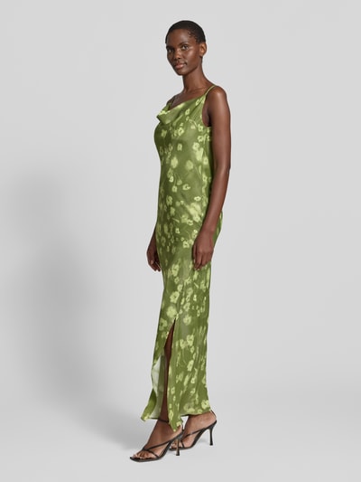 Frauenmodel trägt schmal geschnittenes Freizeitkleid aus Viskose-Mix Modell 'GIONA' von Selected Femme mit florales-Allover-Muster in Grün, Satin-Optik, Maxi-Länge, Wasserfall-Ausschnitt, Ärmelform: ohne Ärmel, Ganzkörperansicht von vorne.