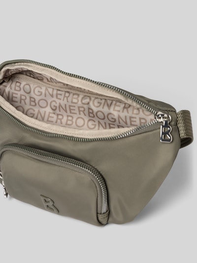 Produktfoto, Handtasche mit Label-Detail Modell 'verbier play 1.0 janica' von BOGNER in Khaki mit Zweiwege-Reißverschluss, glatte Struktur, sichtbares Logo-Futter, verstellbarer Schulterriemen, Maße 28x16x4 cm, Länge Schulterriemen 72 cm.
