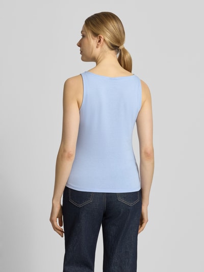 Frauenmodel trägt Regular Fit Top mit Baumwoll-Anteil Modell 'VIVIAN' von Vero Moda, Optik: Unifarben, Jersey, Material-Mix, Ganzkörperansicht Rückansicht.