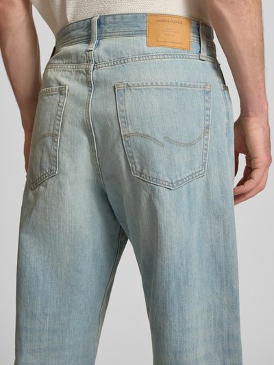 Männermodel trägt Baggy Fit Jeans im Used-Look Modell 'ALEX' von Jack & Jones, hellblaue Waschung, Baumwolle, Detailaufnahme Rückansicht