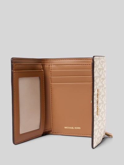 Produktfoto, Portemonnaie mit Logo-Muster Modell 'BRYANT' von MICHAEL Michael Kors, Hauptfach mit Druckknopfverschluss, Label-Applikation, diverse Fächer, Farben in Beige und Braun, strukturierte Oberfläche