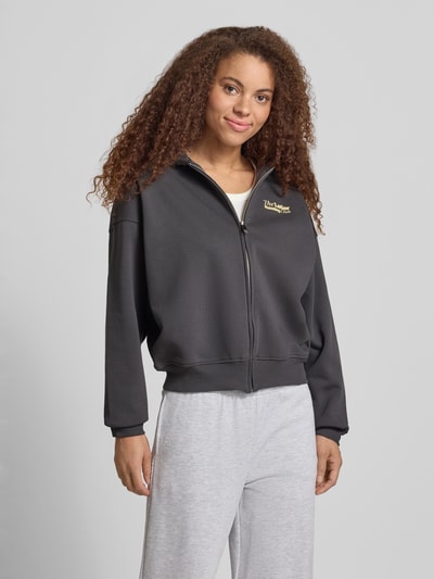 Frauenmodel trägt Oversized Sweatjacke mit Kapuze Modell 'Admira' von LeGer by Lena Gercke, Baumwoll-Mix, dunkelgrau, Ganzkörperansicht von vorne