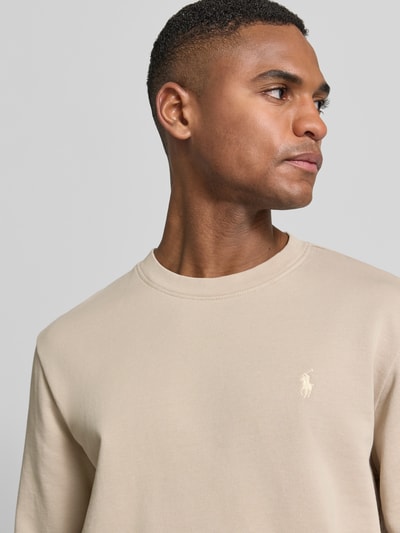 Männermodel trägt Relaxed Fit Sweatshirt aus reiner Baumwolle von Polo Ralph Lauren in Optik: Unifarben mit Logo-Detail, Nahaufnahme Oberkörper.