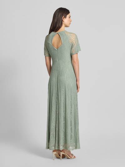 Frauenmodel trägt Maxikleid aus Spitze mit Rundhalsausschnitt Modell 'FEMMA' von Vila, Material-Mix mit Stretch-Anteil, Gerader-Schnitt, Ganzkörperansicht Rückansicht.