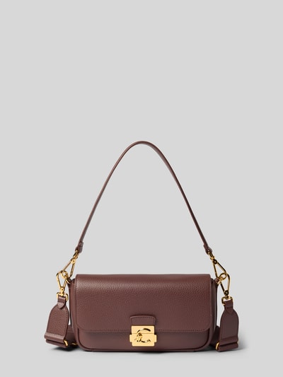 Produktfoto, Shoulder Bag mit Logo-Detail von Coccinelle in Braun mit Strukturmuster, abnehmbarem Schulterriemen, Überschlag und Reißverschluss-Innenfach, Maße 28x16x6 cm, Länge Schulterriemen 96 cm