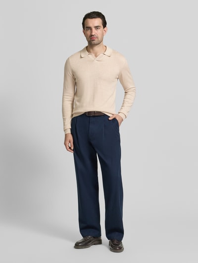 Männermodel trägt cremefarbenes Regular Fit Longsleeve aus Lyocell-Mix Modell 'Bells' von Casual Friday, Polo-Kragen, Strick-Optik, Ganzkörperansicht von vorne.