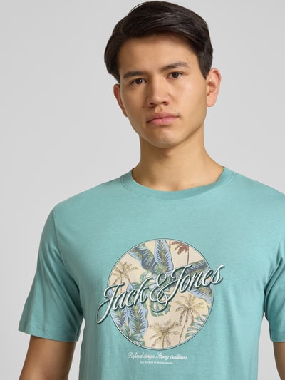 Männermodel trägt Herren T-Shirt mit Print, Rundhalsausschnitt aus Reine Baumwolle, Modell 'HONOLULU' von Jack & Jones, Nahaufnahme Oberkörper.