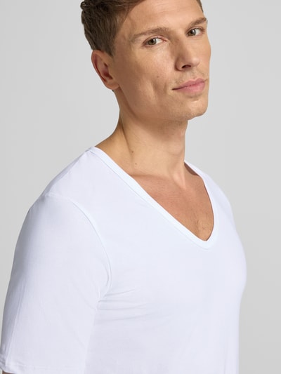 Männermodel trägt T-Shirt mit V-Ausschnitt von MCNEAL, weiß, Baumwoll-Mix mit Stretch-Anteil, Regular Fit, Teilungsnähte, Nahaufnahme Oberkörper.
