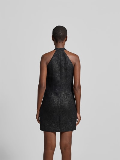 Frauenmodel trägt Minikleid aus Baumwoll-Mix von Iro in Schwarz, taillierte Passform, ärmelloses Design, Rücken-Reißverschluss, Ganzkörperansicht Rückansicht.