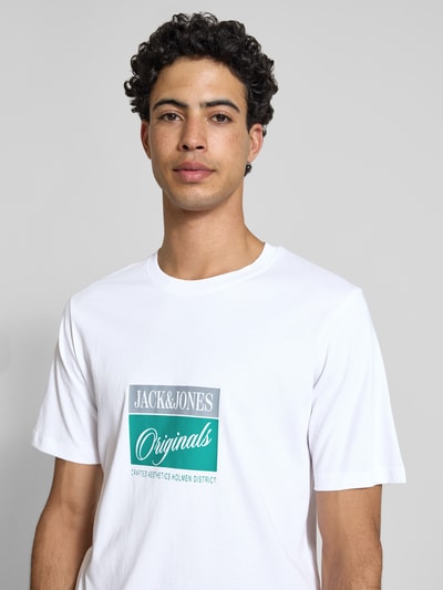 Männermodel trägt Herren T-Shirt mit Statement-Print Modell 'RHYERES' von Jack & Jones, weiße Reine gewachste Baumwolle, Regular-Fit, Nahaufnahme Oberkörper.