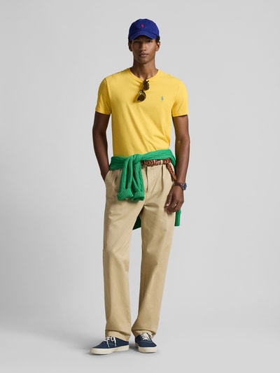 Männermodel trägt Regular Fit T-Shirt aus reiner Baumwolle von Polo Ralph Lauren in Unifarben mit Logo-Stitching, Jerseystruktur, Ganzkörperansicht von vorne.