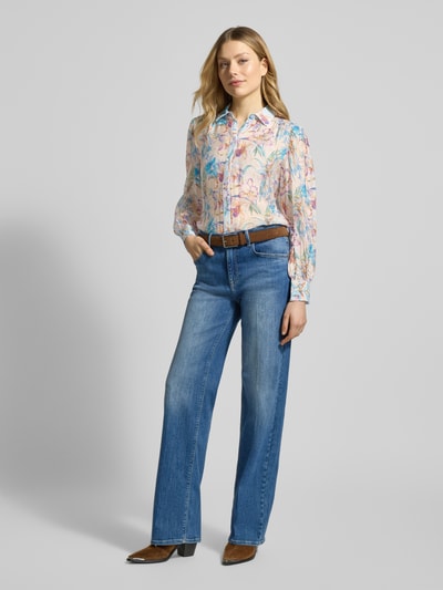 Kobiece modelka nosi Regular Fit Bluzka z mieszanki wiskozy z kwiatowym wzorem od Christian Berg Woman Selection, kołnierzyk koszulowy, listwa guzikowa, długość tyłu w rozmiarze 36 62 cm, długość rękawa 66 cm, widok całej sylwetki z przodu