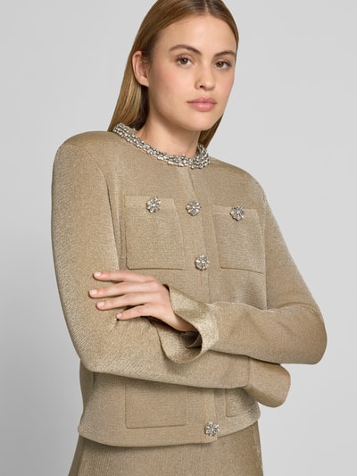 Frauenmodel trägt Cardigan mit Viskose-Anteil von Self-Portrait in Beige mit Ziersteinbesatz, Baumwoll-Mix, Nahaufnahme Oberkörper.