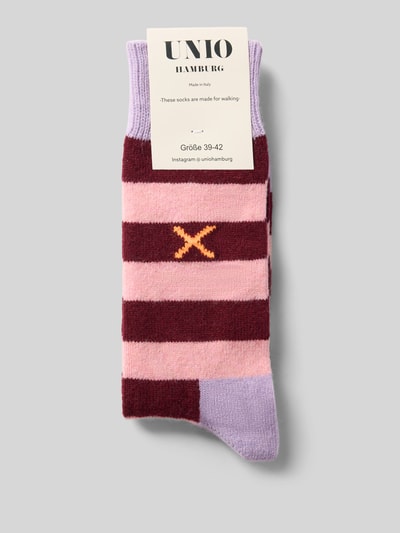 Produktfoto, Socken mit wol van UNIO HAMBURG, elastische materiaalmix, ribboordjes, contraststrepen, rood, roze en lila, zachte textuur