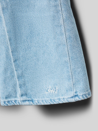 Produktfoto, Ausgestelltes Jeanskleid aus reiner Baumwolle Modell 'GODET' von Levi’s® Kids in hellblauem Denim mit sichtbaren Nähten und Label Stitching, strukturierte Oberfläche, unifarbene Optik.