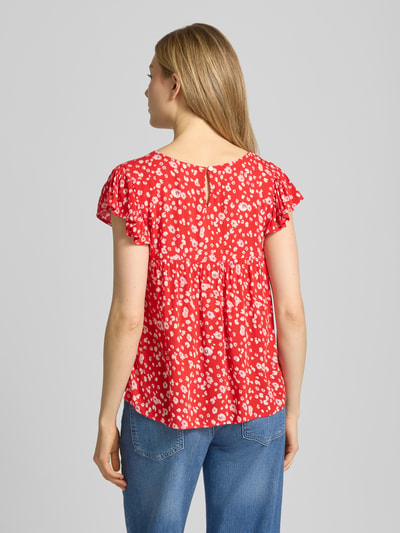 Młody modelka nosi Blusenshirt aus Viskose Modell 'MARRAKECH' od ICHI, krój regular fit, całkowity nadruk, V-dekolt, długość pleców w rozmiarze S: 54 cm, czerwony z białym wzorem, tekstura miękka, całkowity widok z tyłu.
