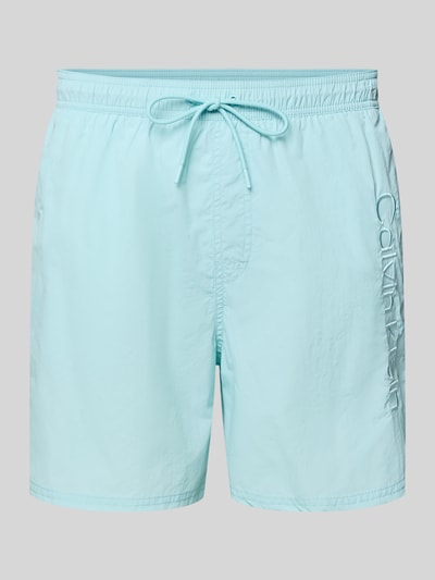 Produktfoto, Regular Fit Shorts mit Gesäßtasche von Calvin Klein Underwear in Hellblau mit Logo-Stitching, elastischem Bund und Tunnelzug.