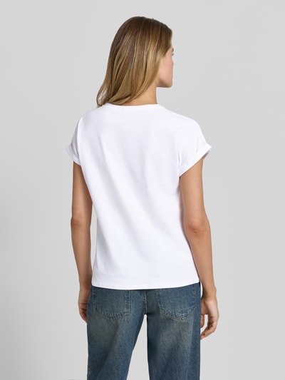 Frauenmodel trägt Damen T-Shirt mit Motiv-Print Modell 'RINA' von Soyaconcept, weiß, Baumwoll-Elasthan-Mix, Regular-Fit, Ganzkörperansicht Rückansicht