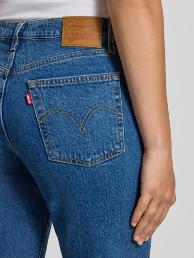 Frauenmodel trägt Mom Fit Jeans aus Baumwoll-Mix Modell '501®' von Levi's®, blaue Denim-Textur mit kontrastierenden Nähten, Nahaufnahme Rückansicht, Damen Mom Fit Jeans von Levi's®.