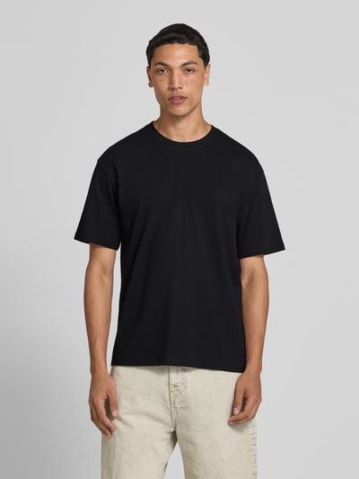 Männermodel trägt Regular Fit T-Shirt mit Rundhalsausschnitt von Jack & Jones, Reine Baumwolle, 1/2-Arm, schwarze Farbe, Ganzkörperansicht von vorne. Rückenlänge bei Größe M: 70 cm.