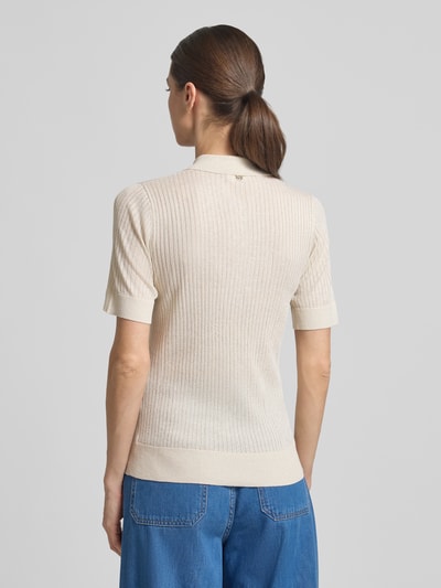 Frauenmodel trägt Strickshirt mit Polokragen und Knopfleiste von Liu Jo White, beigefarbener Viskose-Mix, Slim Fit, Halbarm, Ganzkörperansicht Rückansicht.
