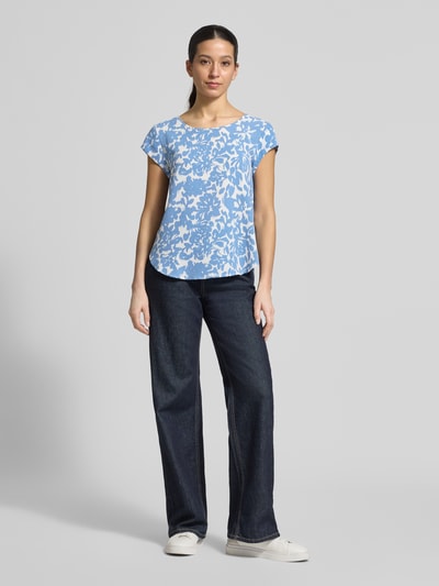 Kobiece model prezentuje Relaxed Fit Blusenshirt in Crêpe-Verarbeitung Modell 'VIC' od Only, efekt: wzór na całej powierzchni, krój relaxed fit, dekolt w łódkę, krótkie rękawy, zamek błyskawiczny, zaokrąglone wykończenie, wykończenie materiału: krepa, widok całej sylwetki z przodu.