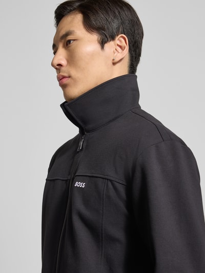Männermodel trägt schwarze Regular Fit Sweatjacke aus Baumwoll-Mix Modell 'SW_Member' von BOSS Green, Nahaufnahme Oberkörper.