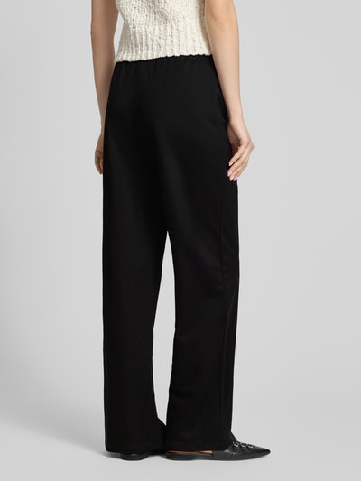 Kobiece modelka nosi spodnie szerokość Loose Fit Weite Hose aus Viskose-Mix Modell 'JANY' von Only, efekt: jednolity kolor, mieszanka wiskozy, elastyczny ściągacz z tunelem; widok całej sylwetki z tyłu.