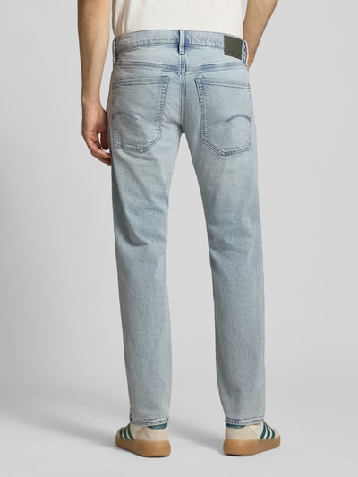 Männermodel trägt Slim Tapered Fit Jeans mit Eingrifftaschen Modell 'Streem' von G-Star Raw in hellem Blau, Reine Baumwolle, Ganzkörperansicht Rückansicht.