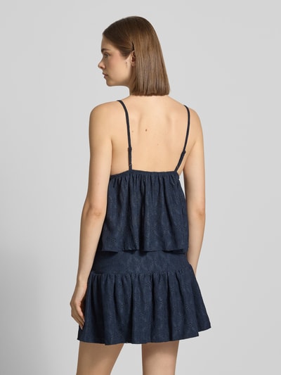 Młody modelka nosi Babydoll-Top mit Schößchendetail und Lochstickerei von REVIEW, mieszanka materiałów z dodatkiem streczu, krój regular fit, baskinka, haft angielski, długość tyłu w rozmiarze S: 27 cm, ciemnogranatowy, tekstura haftu angielskiego, widok całej sylwetki z tyłu.