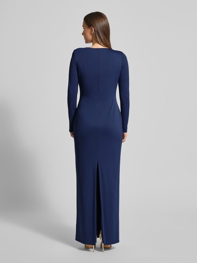 Frauenmodel trägt Abendkleid mit Cut-Out und Knotendetail Modell 'BURLINCE' von Lauren Ralph Lauren, dunkelblau, Material-Mix mit Stretch-Anteil, Gerader-Schnitt, Ganzkörperansicht Rückansicht.