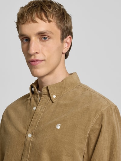 Männermodel trägt Regular Fit Freizeithemd aus Cord mit Button-Down-Kragen von Carhartt Work In Progress, Reine Baumwolle, Label-Stitching, Nahaufnahme Oberkörper.